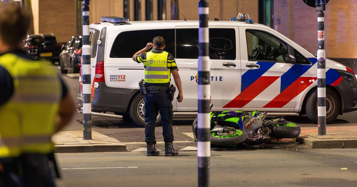 Motorrijder crasht in centrum Almere Stad na 'burn-out'
