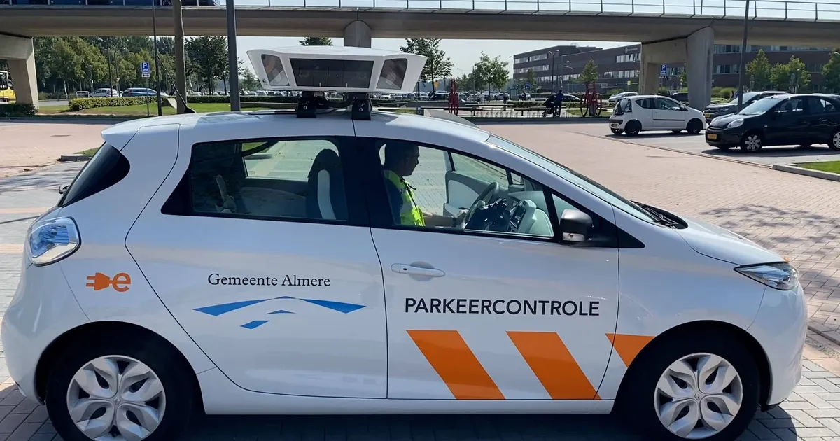 Almeerse scanauto controleert op foutparkeerders