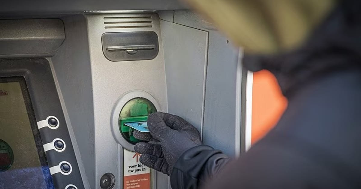 Bankpasfraude in Almere Buiten, 84-jarige vrouw opgelicht