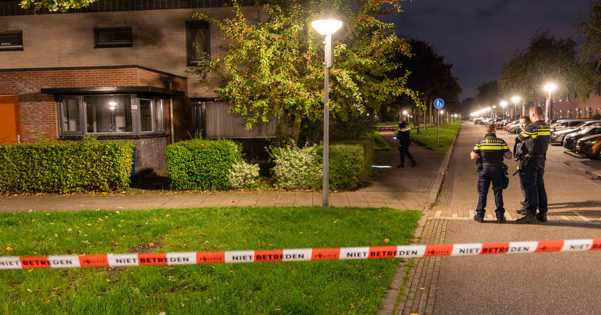 Explosie bij woning in Almere: raam eruit geblazen en voordeur beschadigd