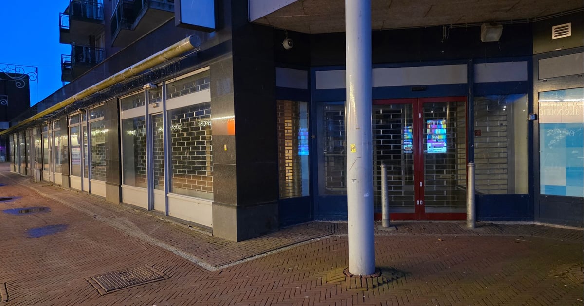 Dirk van den Broek opent grote supermarkt in Almere-Haven