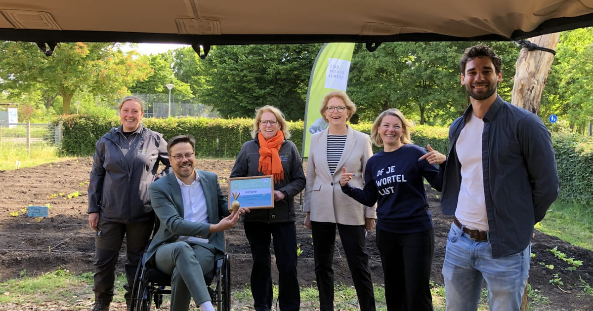 Gemeente Almere wint Gouden Wortel 2025 voor schooltuinproject