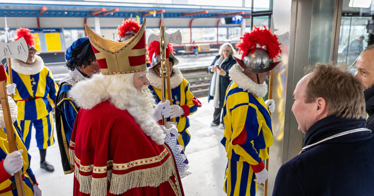 Sinterklaas per trein aangekomen in Almere Buiten