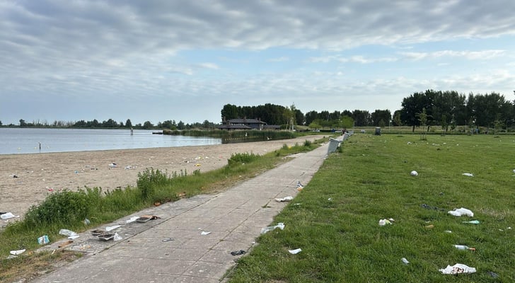 Wie gaat de Almeerse stranden schoonmaken? Geen enkel bedrijf schrijft zich in voor aanbesteding: 'Het verbaast me niets'