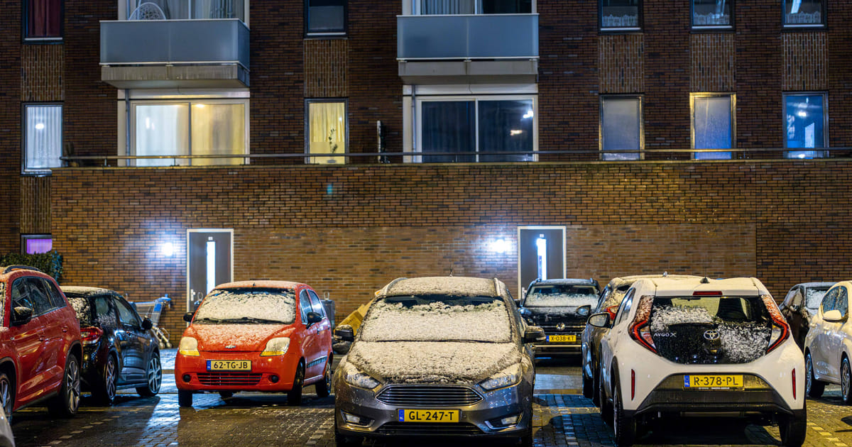 Gladheid in Almere: Code geel door KNMI vanwege natte sneeuw