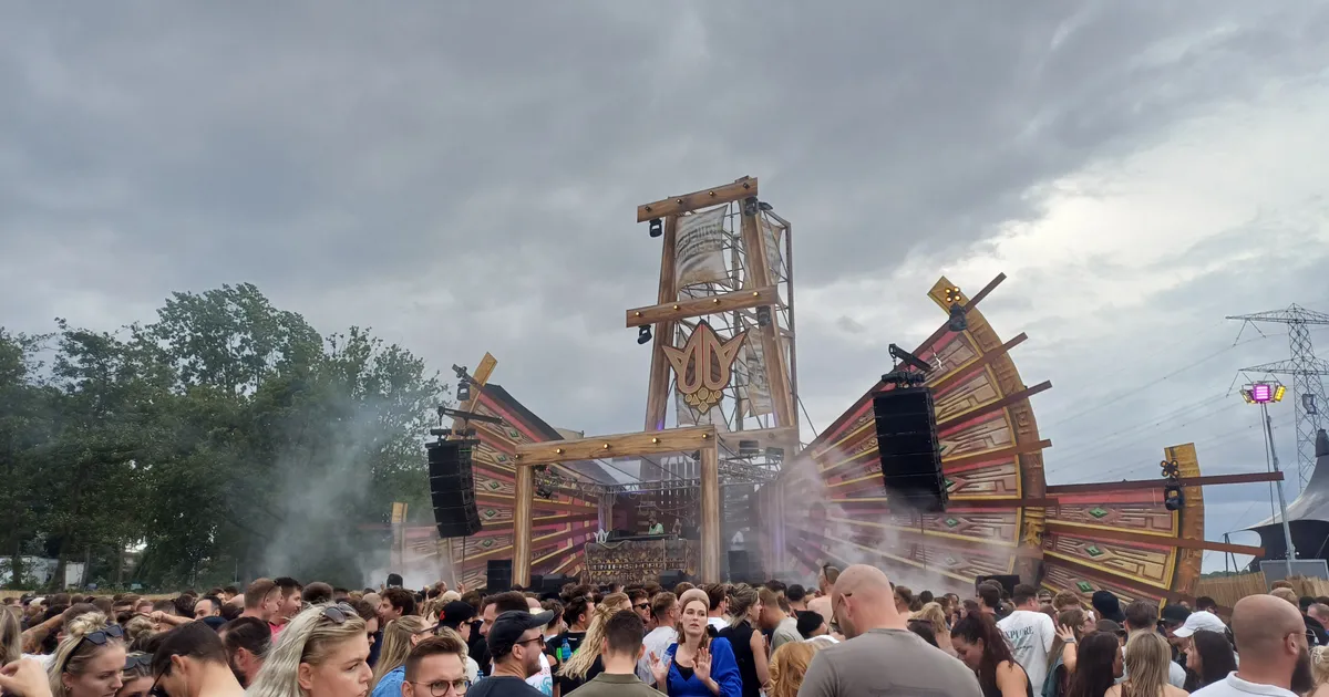 Van klaplong tot moshpit: Almere danst op snoeiharde beats tijdens REBELLiON Outdoor Festival