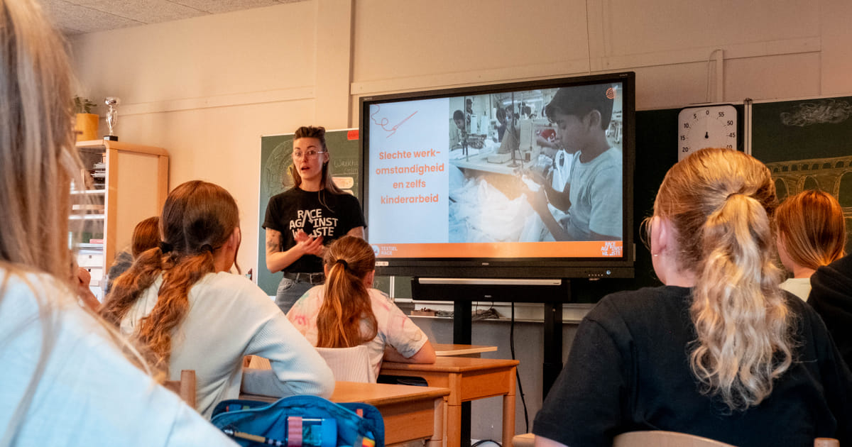 Scholieren gaan de strijd aan om kilo’s oud textiel
