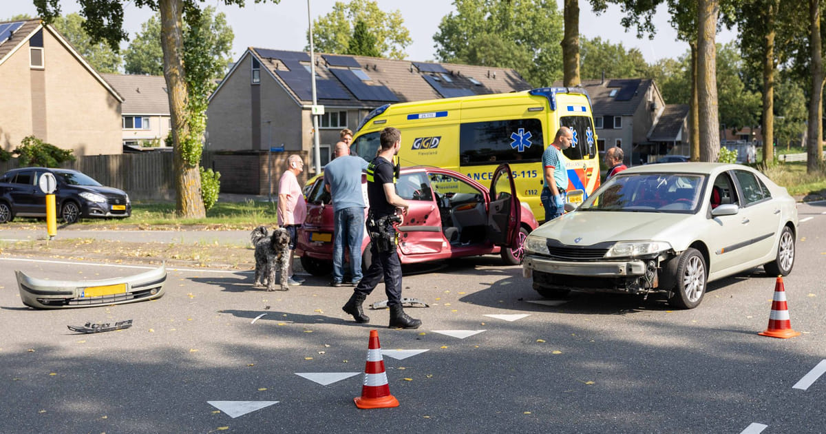 Twee auto's botsen op elkaar in Almere Buiten