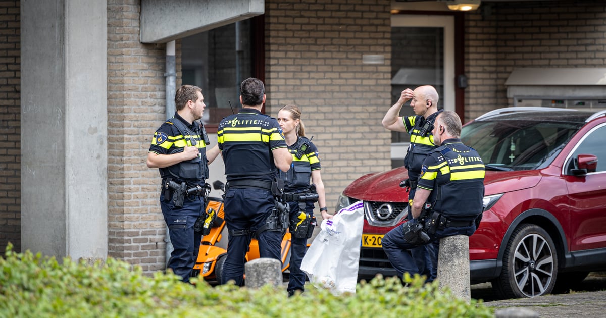 Kind uit raam gevallen bij appartementencomplex in Almere Stad, politie onderzoekt incident