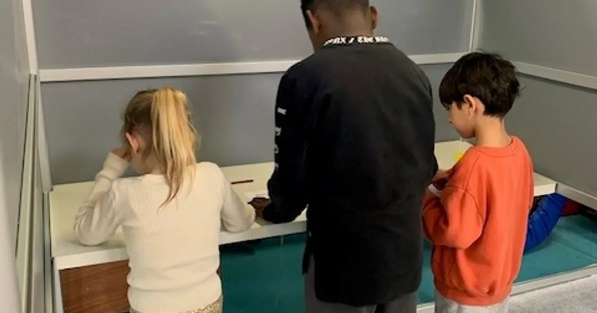 Leerlingen van De Vuurvogel in Almere Stad kiezen eigen directeur voor één dag