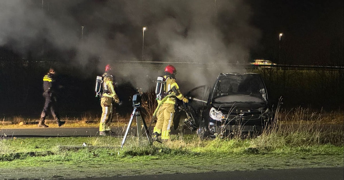 Politie onderzoekt brand in auto die bij Zilverstrand in Almere Poort geparkeerd stond