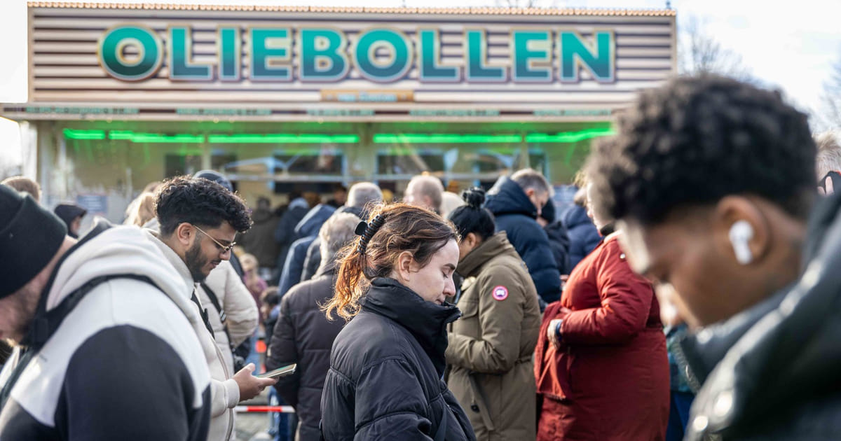 Honderden Almeerders in de rij voor oliebollen