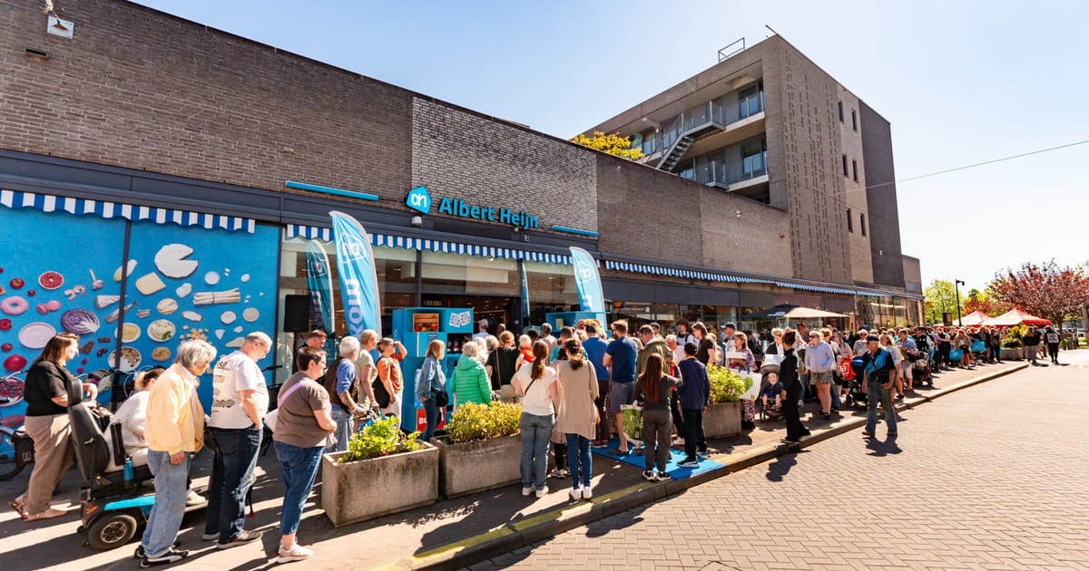 Drukte bij heropening Albert Heijn in Almere Buiten
