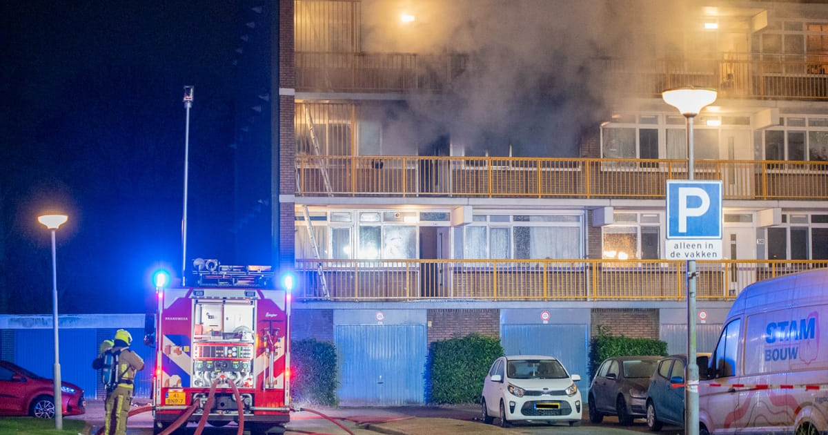 Grote brand in flat Jan Ligthartstraat: 61 bewoners geëvacueerd, vrouw aangehouden