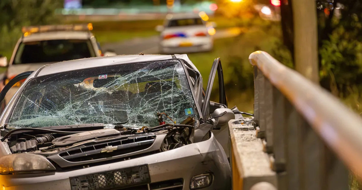 Auto botst tegen vangrail op Muziekdreef na achtervolging politie