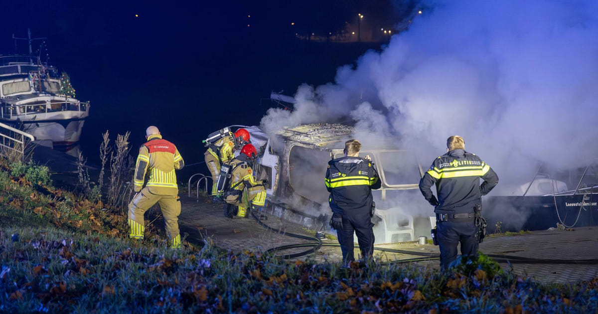 Boot uitgebrand in haventje van Meridiaanpark in Almere Buiten