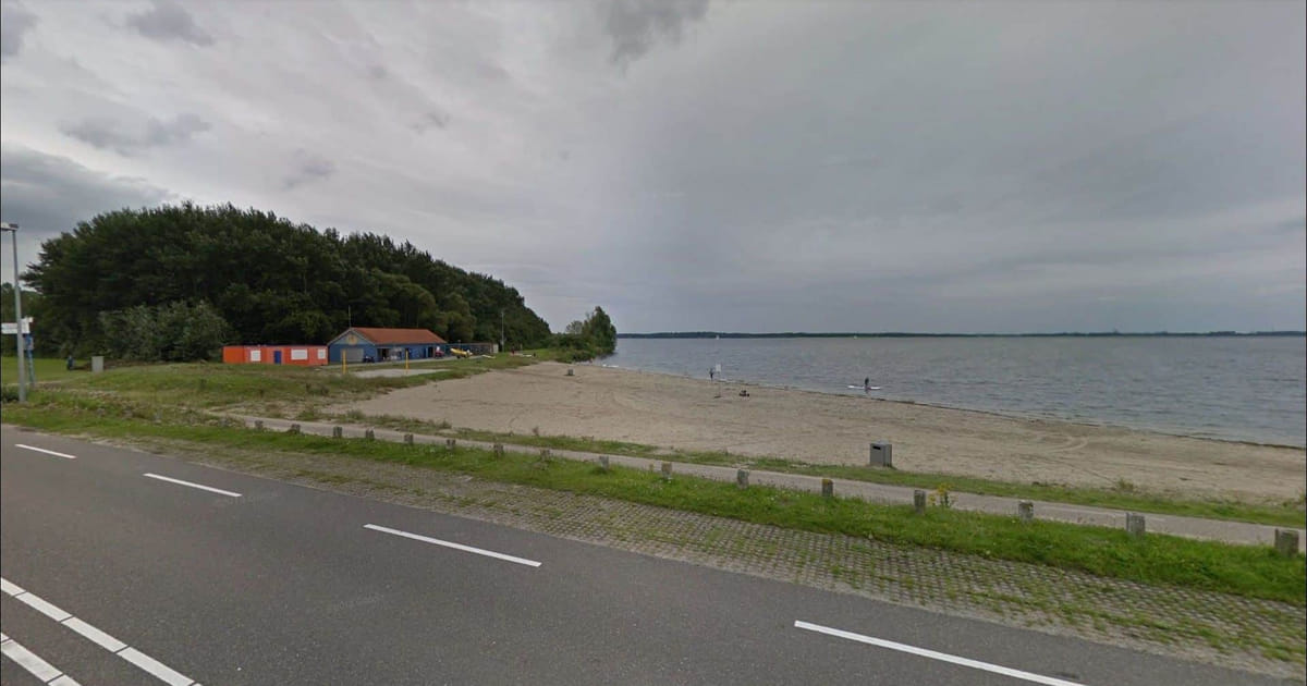 Blauwalg bij Zwemstrand en Surfstrand Almere-Haven