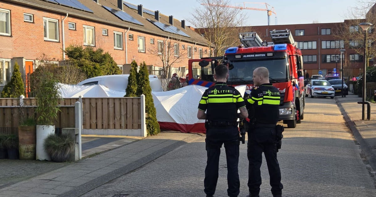 Dode en zwaargewonde gevonden in woning Almere Buiten, politie doet onderzoek