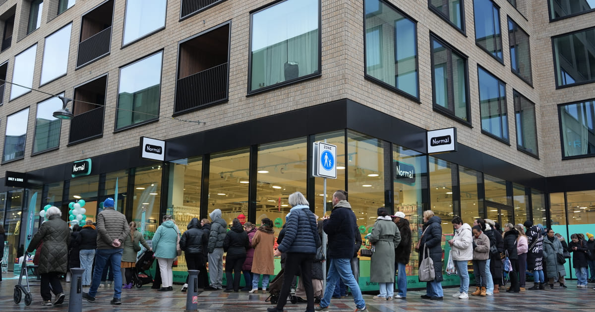 Honderd Almeerders in de rij voor opening nieuwe Normal-winkel