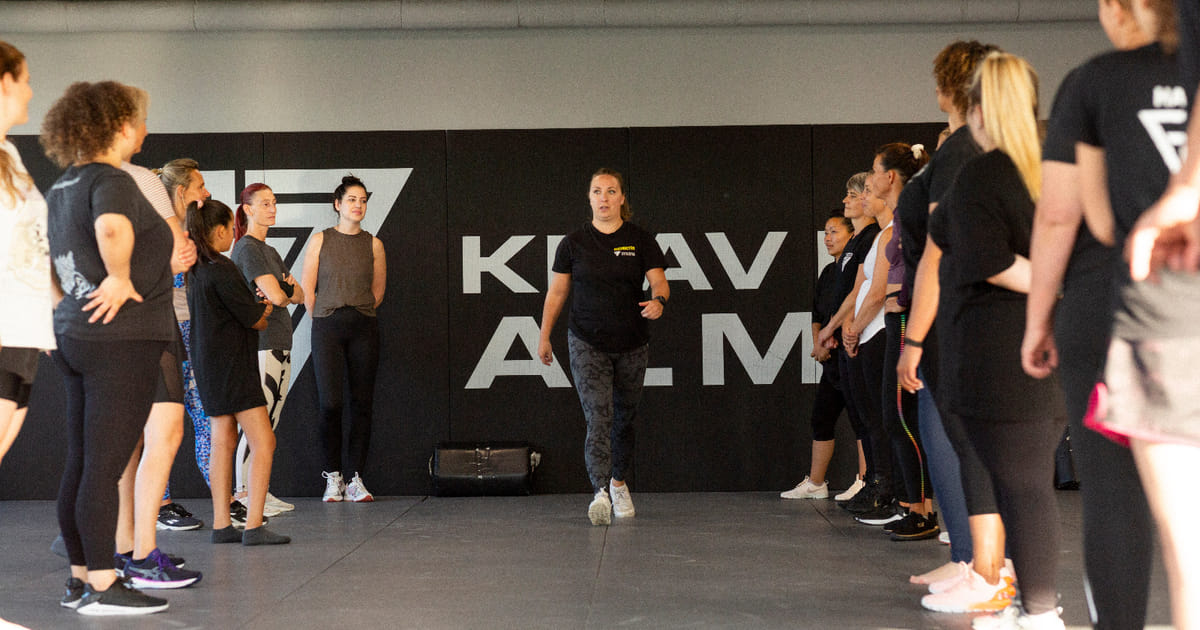 Almeerse Laura geeft Krav Maga-lessen: ‘Vrouwen voelen zich de afgelopen tijd erg kwetsbaar en onvei