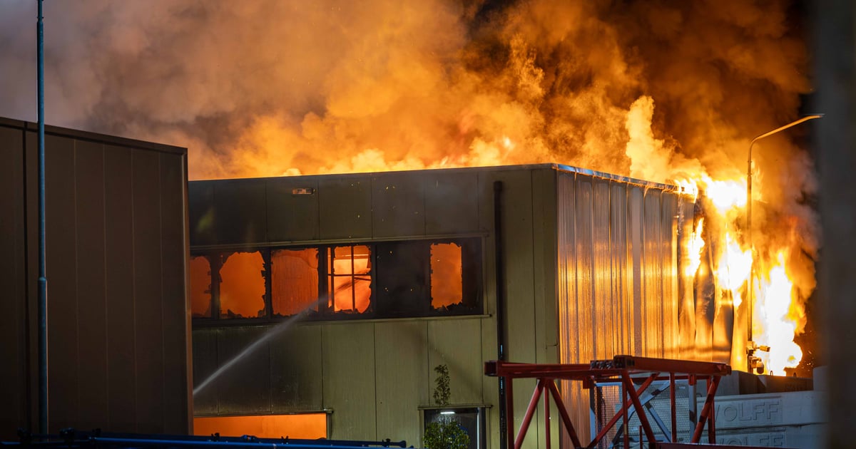 Zeer grote brand in loods aan Bolderweg Almere Buiten