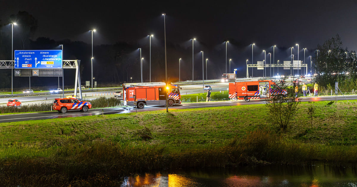 Voertuig te water geraakt op de A6 bij Almere Stedenwijk