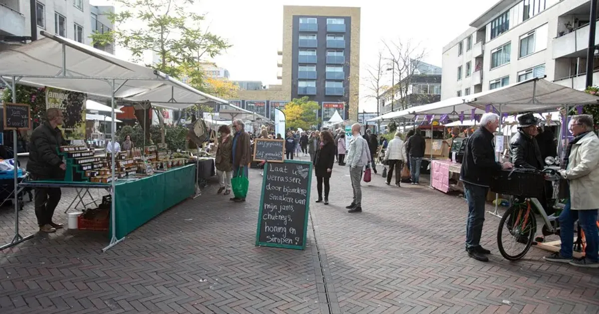 Najaarsmarkt op Globeplein in Almere Buiten