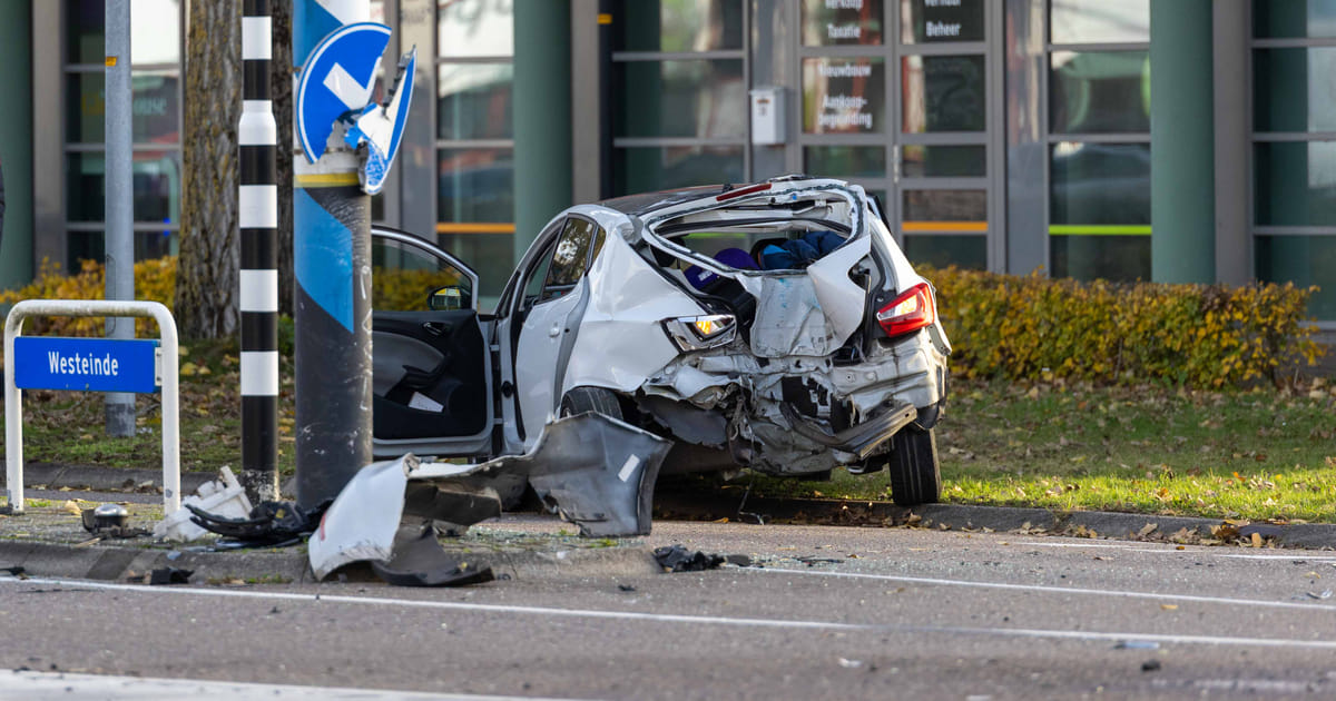 Twee auto’s botsen op kruising in Almere Buiten