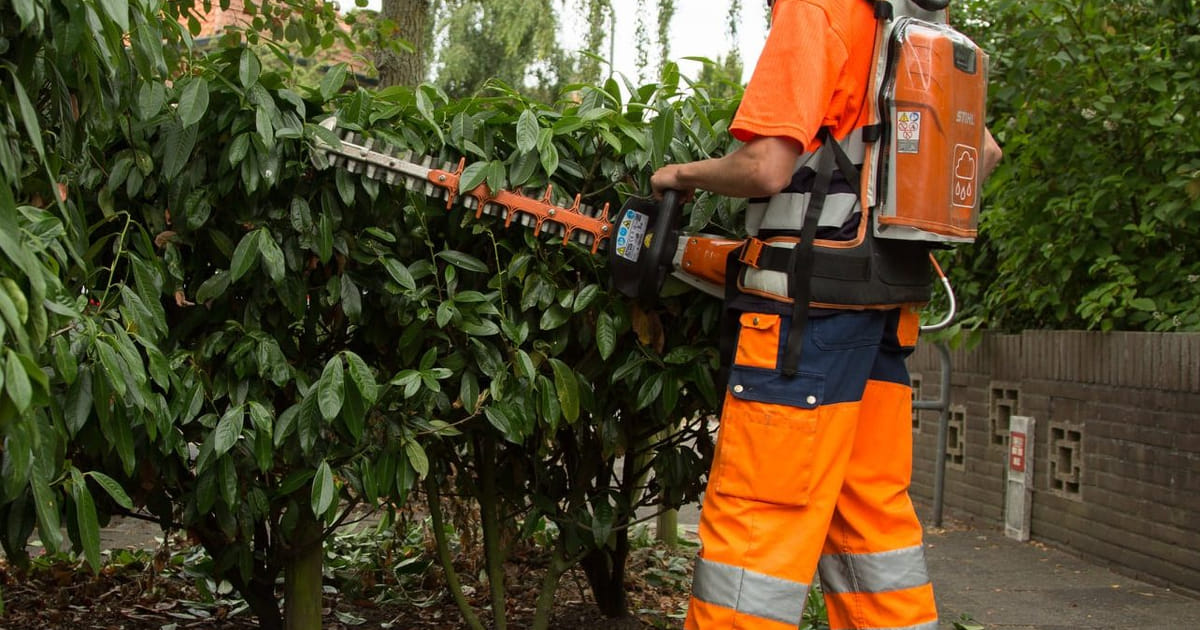 Groenonderhoud in Almere Buiten uitgevoerd door mensen met arbeidsbeperking