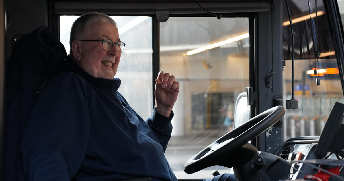Almeerse Bert (74) rijdt na pensioen nog bus: 'Ik heb de best betaalde hobby'