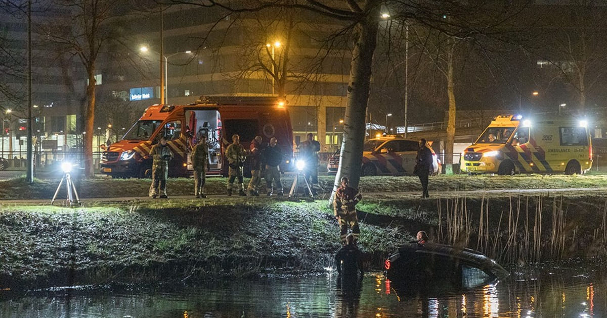 Auto rolt in Stadswetering, niemand in het voertuig