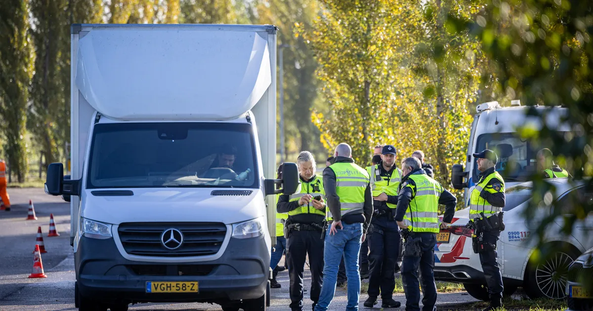 Politie en douane houden controle in Almere: vooral bestelbussen aan de kant