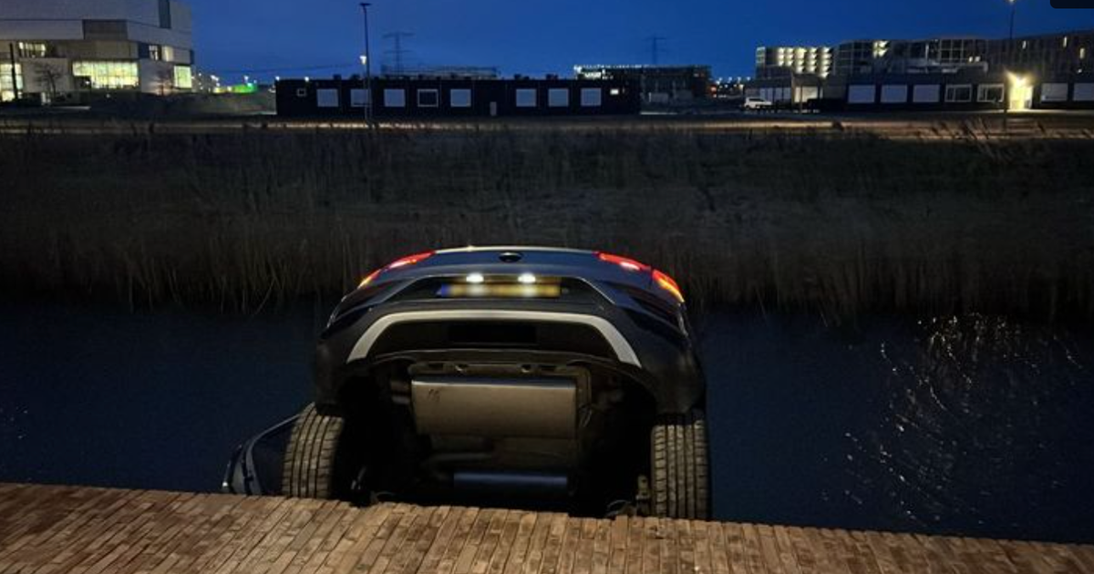 Auto belandt met de neus in het water in Almere Poort