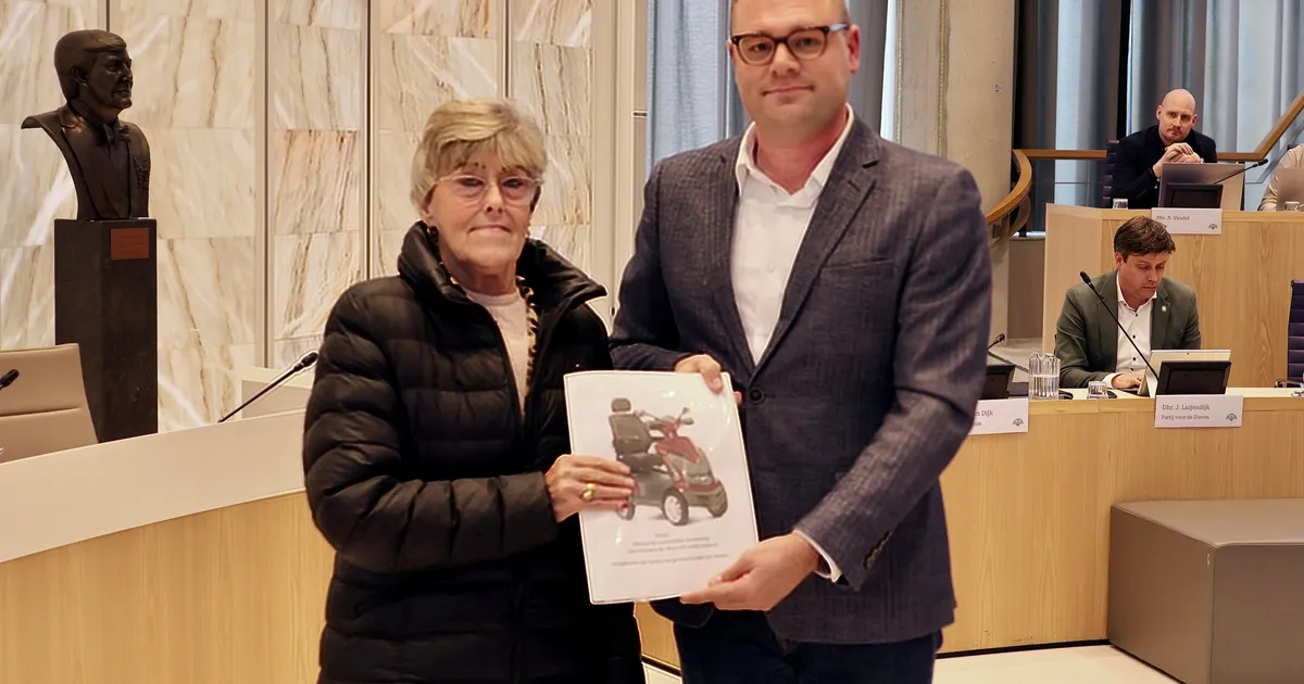 Joke uit Stedenwijk biedt petitie aan voor beter scootmobielbeleid: 'Wij willen niet dat mensen in A