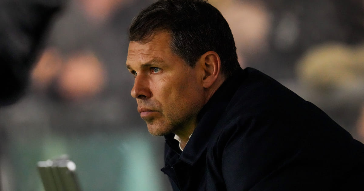 Almere City-coach Rijsdijk over blunder Wendlinger: ‘Dat is natuurlijk lachwekkend’