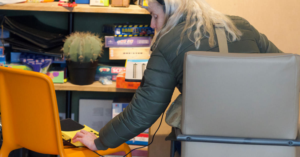Zelfstandig stemmen met een visuele beperking: zo doet Monica dat in Almere