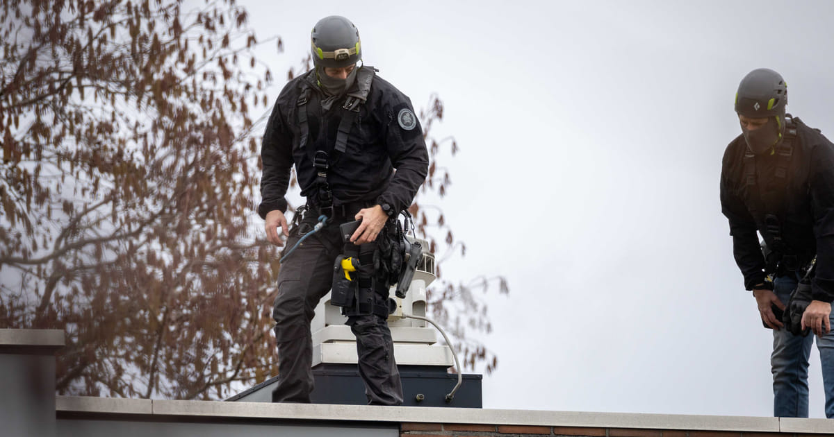 Verwarde man na uren van dak gehaald in Almere Haven