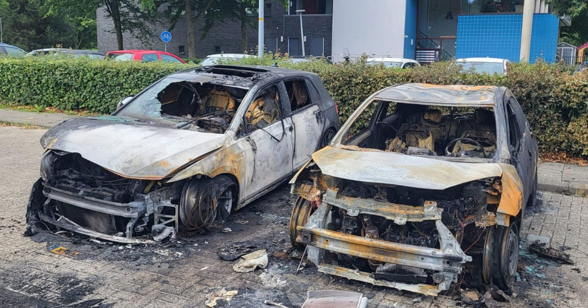 Twee auto's brandden volledig uit op parkeerplaats in Almere