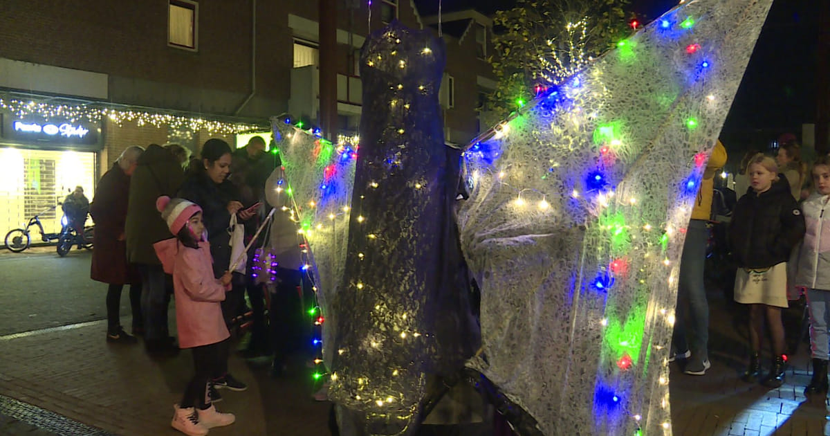 Vier 50 jaar Almere met een lampionnenoptocht in Almere Haven