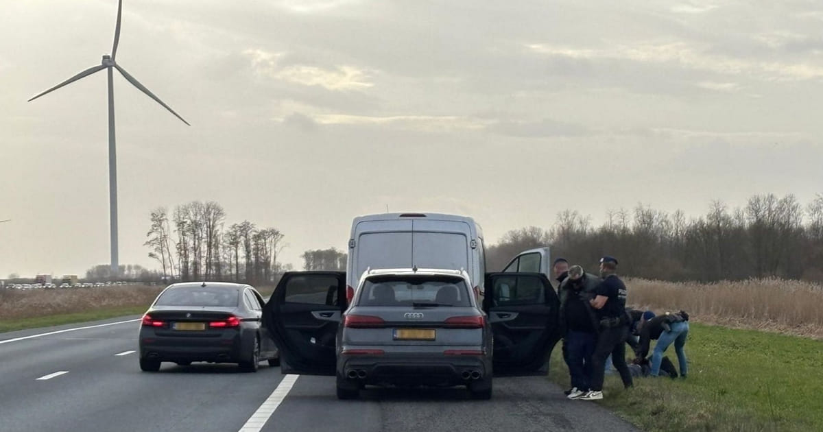 Twee personen aangehouden op A6 tussen Lelystad en Almere Buiten