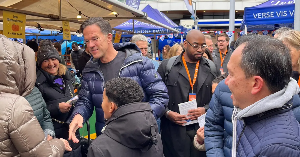 Demissionair minister-president Mark Rutte op campagne in Almere