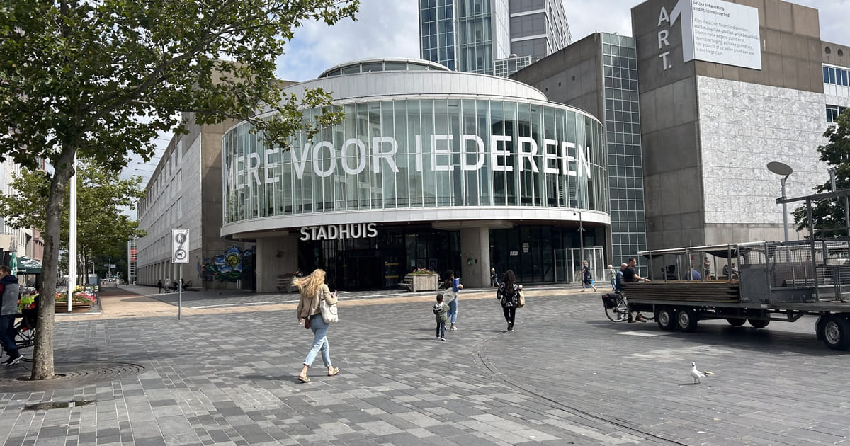 Gemeente Almere organiseert nieuwjaarsbijeenkomst op stadhuis.