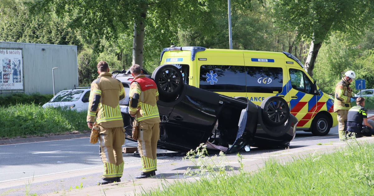 Auto belandt op zijn kop na aanrijding in Almere Buiten