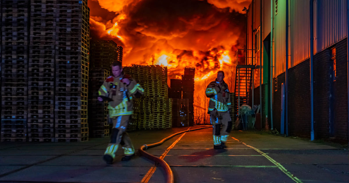 Grote brand bij Kringloopwinkel en kledingopslag in Almere Buiten nog niet onder controle