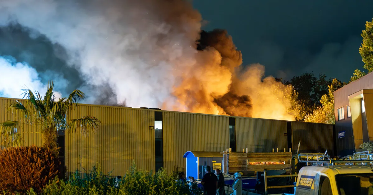 Grote brand in bedrijfspand in Almere Haven